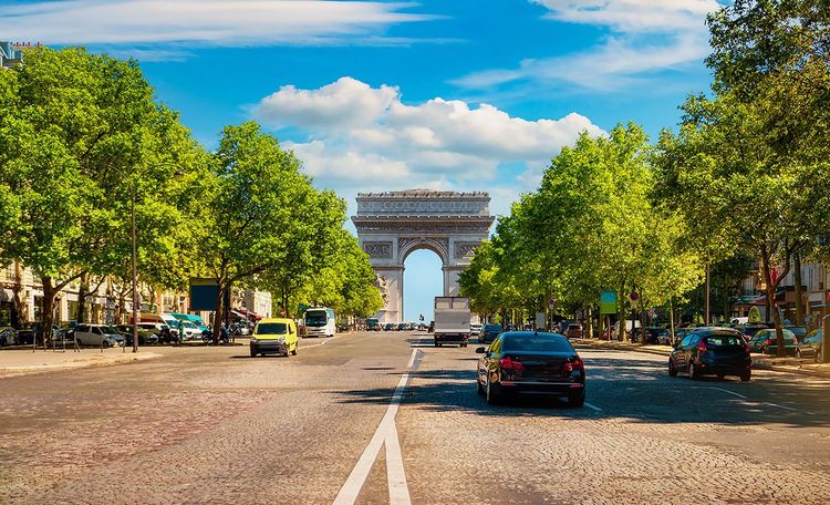 Les Champs-Elysées, Arc de Triomphe.