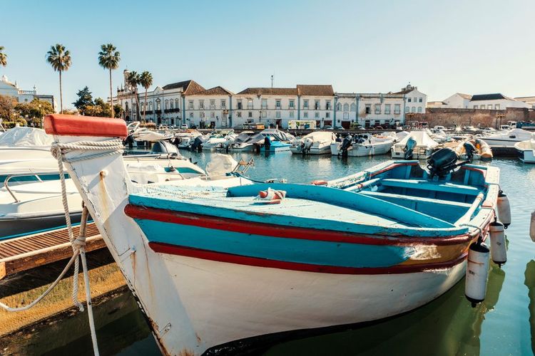 Barque de pêcheur dans le petit port de Faro