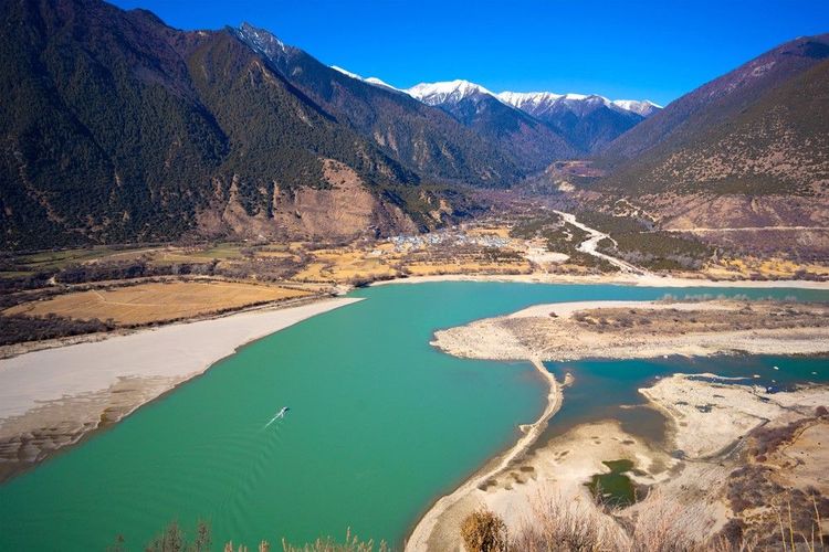 La rivière Brahmaputra contourne la ville de Pai à Nyingchi, à la hauteur du Grand Canyon de Yarlung Zangbo