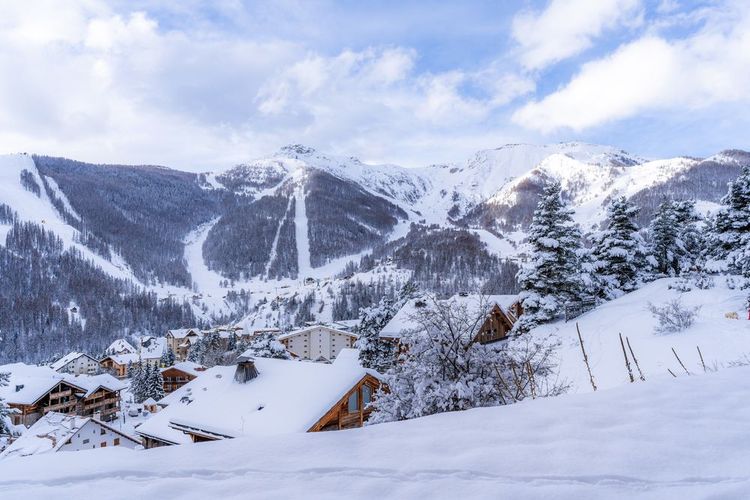 Vue sur les montagnes enneigées d'Auron, France