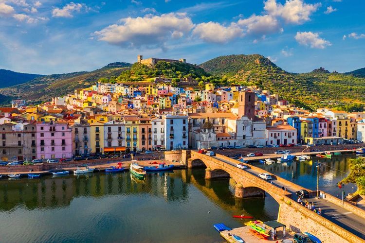 Village de Bosa, Sardaigne, en Italie.