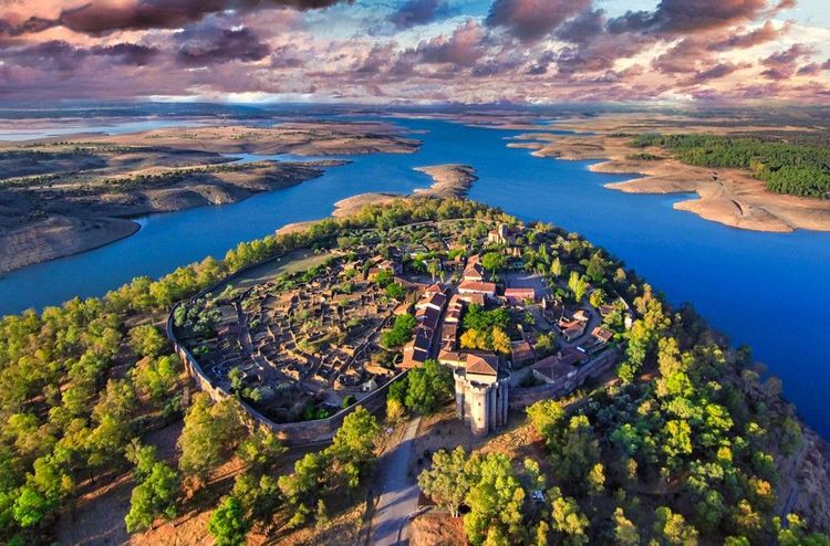 Belle vue aérienne sur l'île de Korkeasaari et la campagne autour d'Helsinki