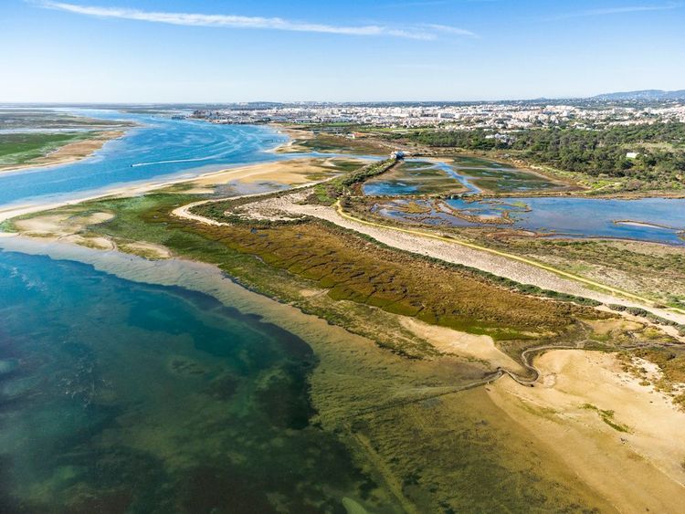 Vue aérienne du parc naturel de Ria Formosa et de la ville d'Olhao, Algarve,