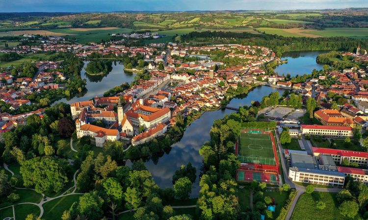 Centre-ville de Telč au lever du soleil