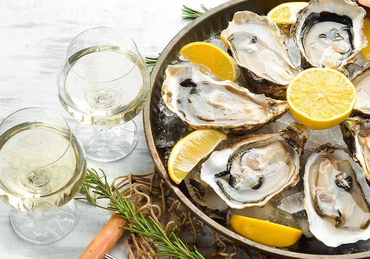 Huîtres et vin blanc, un classique de la table de Noël