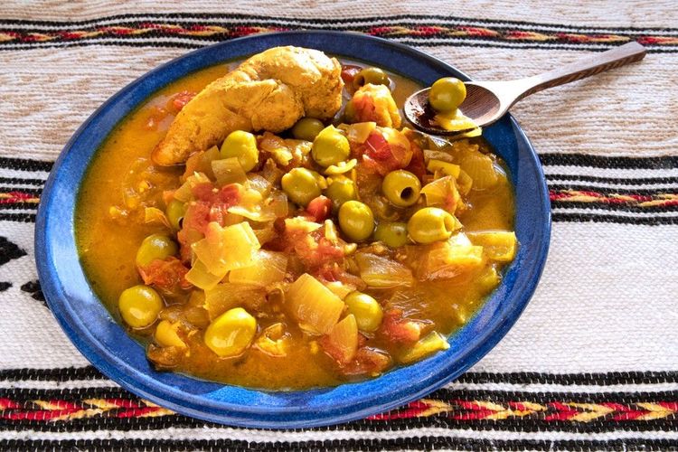 Tajine de poulet aux olives, un classique de la cuisine maghrébine