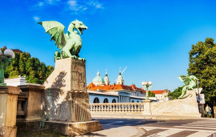 Beau dragon au bout du pont aux Dragons