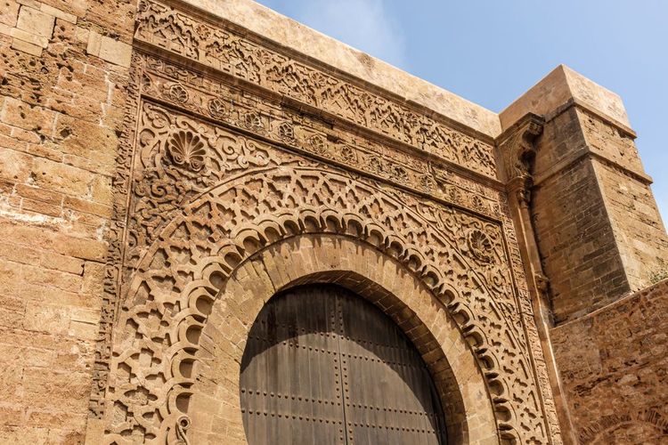 La porte d'entrée de la kasbah richement sculptée