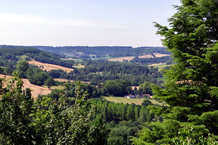 La vue sur la vallée du Lot depuis le village de Pujols.