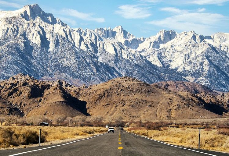 La Highway 395, devant le mont Whitney, dans la Sierra Crest, Californie