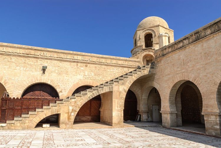 Depuis la cour intérieure, un escalier monte vers le kiosque