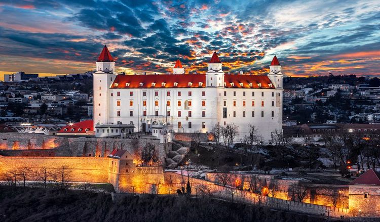 A la nuit tombante, le château illuminé en impose