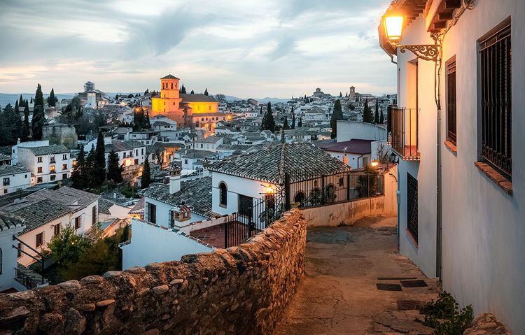L'Albaicin s'endort, et l'église de San Salvador s'illumine