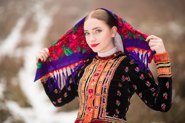 jeune Slovaque en costume folklorique traditionnel