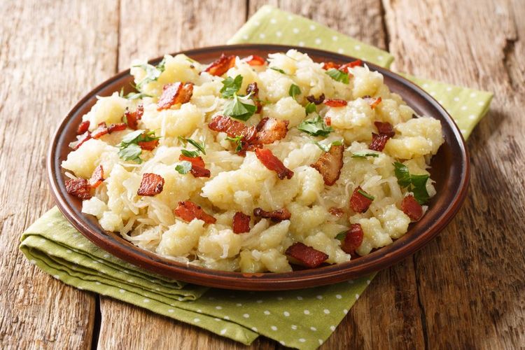 halusky : plat à base de pomme de terre, servi sur un lit de choucroute, avec du lard