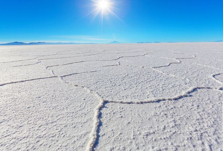 Le désert blanc de sel du Salar d'Uyuni, en Bolivie.