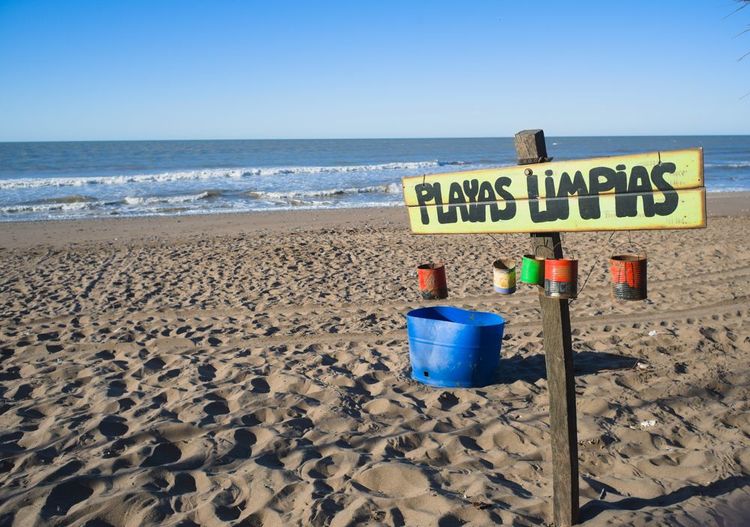 Les mégots dans des poubelles : le secret d'une plage propre et accueillante
