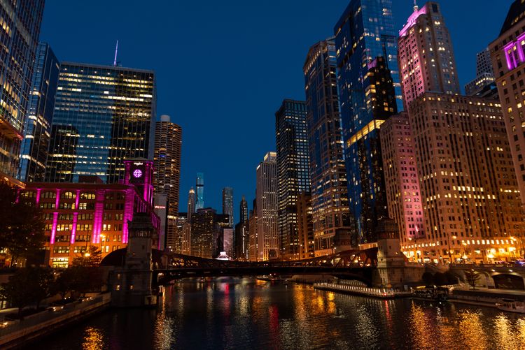 El río Chicago de noche
