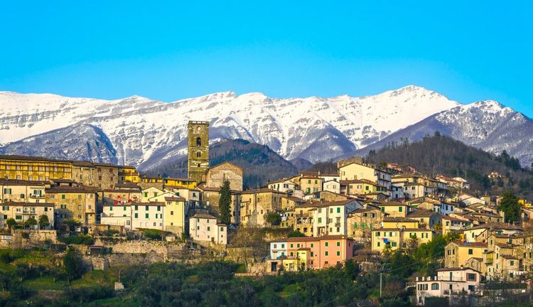 Coreglia Antelminelli, beau village et montagnes enneigées des Apennins sur fond d'hiver. Garfagnana,