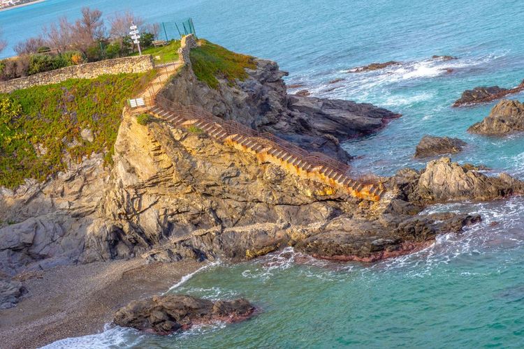 Sentier du littoral, le long de la côte méditerranéenne.