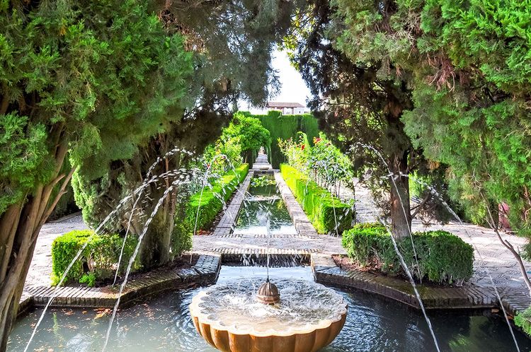 Vasque et jets d'eau sur les bassins du Generalife