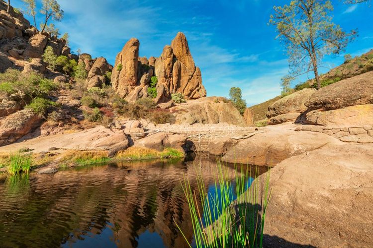Lake Bear Gulch et formations rocheuses, dans le Pinnacles National Park en Californie