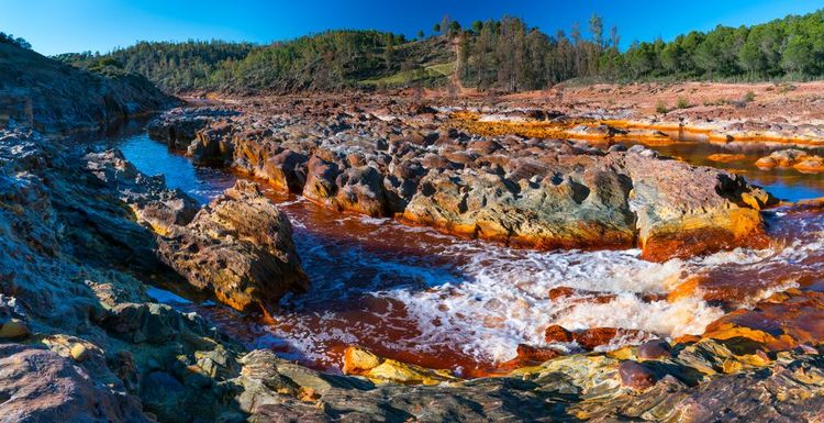 Rivière Tinto dans la chaîne montagneuse de la Sierra Morena dans la province de Huelva en Andalousie