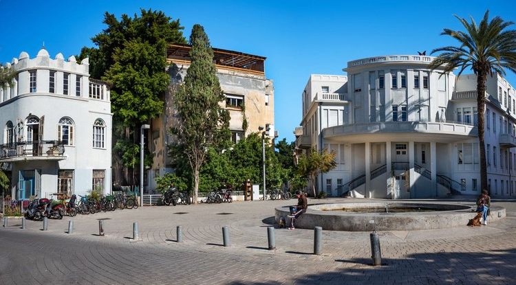 Le **Beit Ha'ir*, sur la place Bialik.