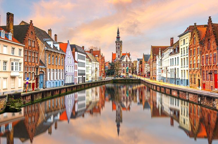 Le centre historique de Bruges en briques caractéristiques du Nord