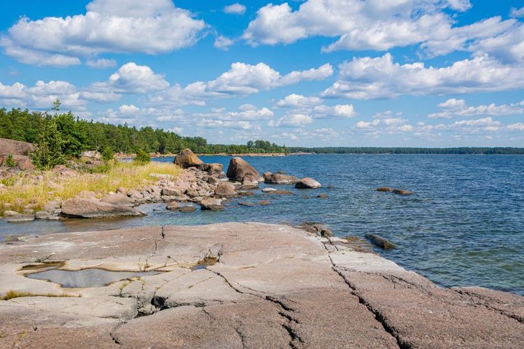 Vue sur le rivage d'une zone de loisirs de Pellinki à Porvoo, Finlande