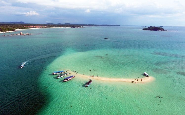 'île de sable de Belitung, la plage de Tanjung Kelayang