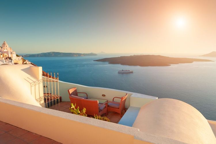 Puesta de sol sobre el volcán Nea Kameni