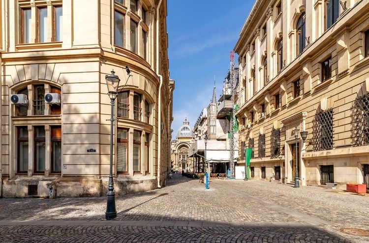 L'intersection des rues Stavropoleos et Poștei dans le quartier de Lipscani dans le centre historique de Bucarest