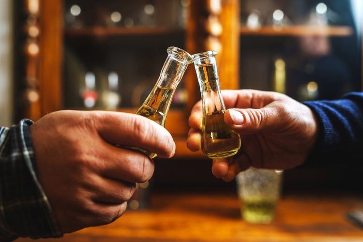 Trinquer avec de petites fioles de rakija