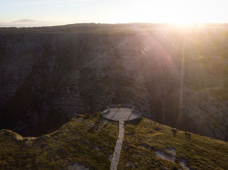 le pont d'observation de la plate-forme au bord de la falaise à la cascade de la rivière Salto del Nervion