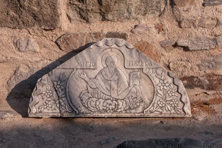 Morceau de marbre ciselé portant le symbole des Chvaliers de l'Ordre de Malte