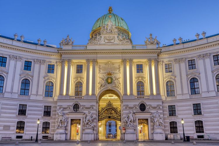  Le palais de la Hofburg à la nuit tombée.