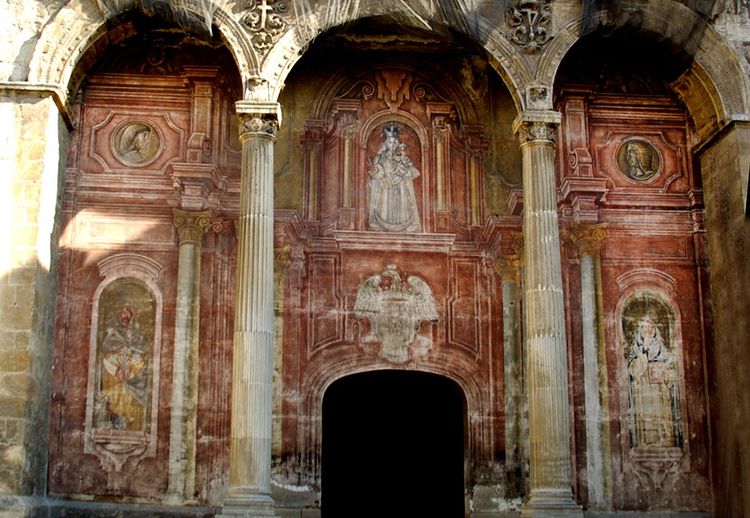 Les peintures du portique de l'église St-Dominique, devant le monument à Louis de Grenade.