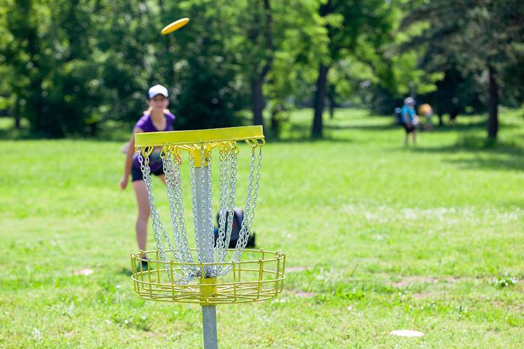 Le disc-golf, frisbee et habileté