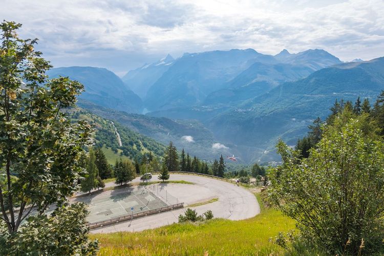 Vue du paysage alpin dans la station d'Auris en Oisans