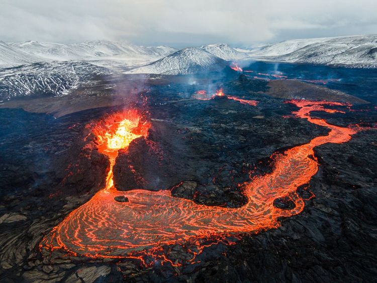 Flux de lave en vue aérienne d'un volcan en activité, Mont Fagradalsfjall, Islande