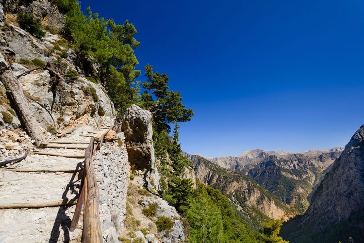 Sentier en altitude sur la gorge de Samaria