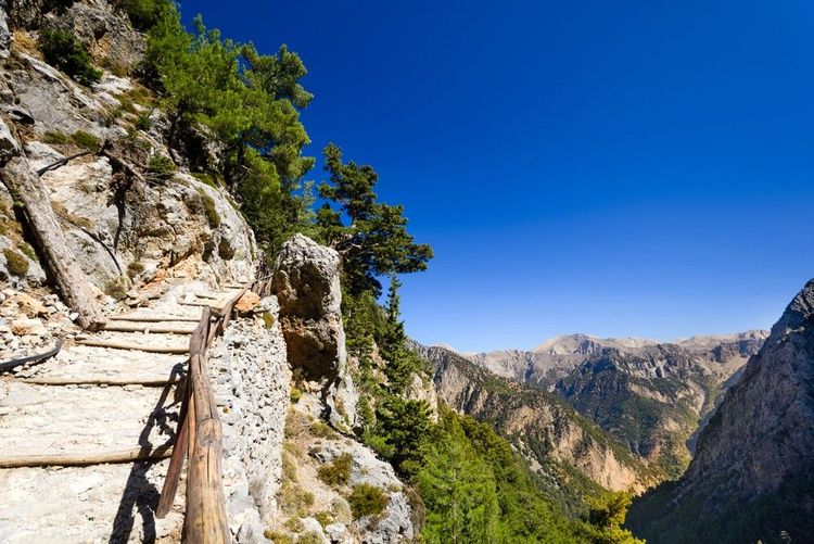 Un sentier suit aussi les gorges, en altitude