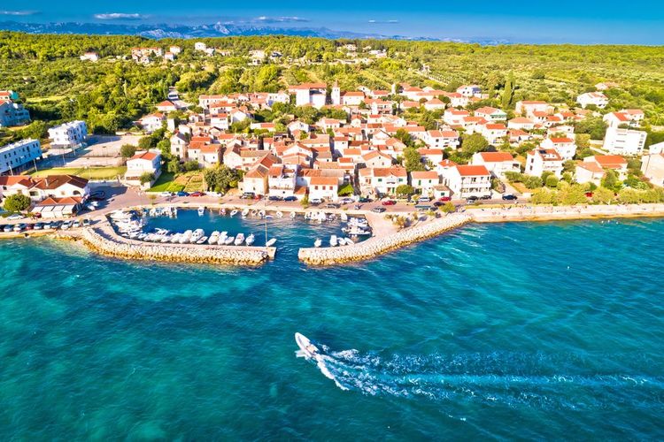 Le village de pêcheurs de Diklo offre deux plages séparées par une marina pittoresque