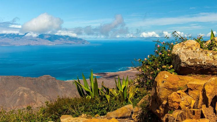 Côte sur Mindelo sur l'île du cap verde