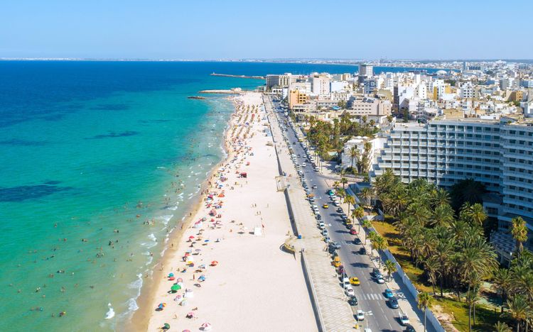 Vue plongeante sur la plage de Sousse