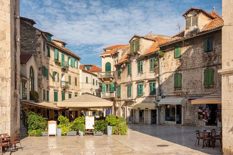 Petite place dallée dans la vieille ville de Trogir