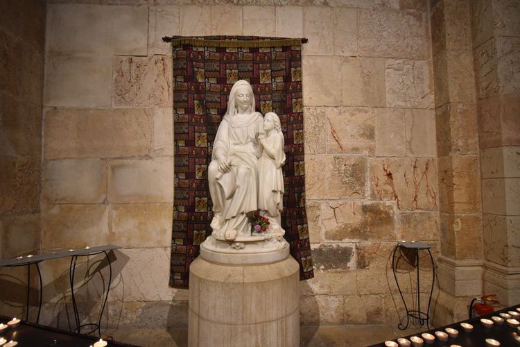 Sainte-Anne et la jeune Marie dans l'église Sainte-Anne de Jérusalem