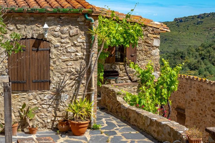 Le village en pierre de Castelnou, Pyrénées-Orientales.