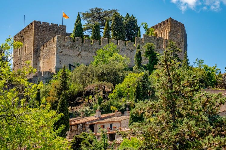Le château de Castelnou, dans le massifs des Albères, au cœur des Pyrénées-Orientales..